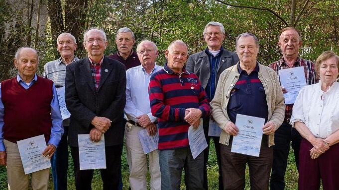 Der Vogelschutzverein ehrte langjährige Mitglieder. Unser Bild zeigt (von links) Horst Kaiser (Vorsitzender), Rudolf Bauer (50 Jahre), Elmar Weimann (25), Konrad Roth (Ehrenmitglied), Herbert Graf (40), Harald Vorberg (50), Rüdiger Niedermeier (15), Karl Günzel (25), Karl-Heinz Fleischer (15), Erich Tröppner (15), Magdalena Find (Vorstand) und Helmut Greubel (Vorstand). Der Vogelschutzverein ehrte langjährige Mitglieder. Unser Bild zeigt (von links) Horst Kaiser (Vorsitzender), Rudolf Bauer (50 Jahre), Elmar Weimann (25), Konrad Roth (Ehrenmitglied), Herbert Graf (40), Harald Vorberg (50), Rüdiger Niedermeier (15), Karl Günzel (25), Karl-Heinz Fleischer (15), Erich Tröppner (15), Magdalena Find (Vorstand) und Helmut Greubel (Vorstand).