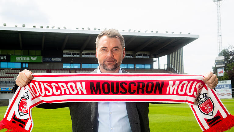 dpa       -  Neue Aufgabe: Bernd Hollerbach als Trainer in Mouscron.