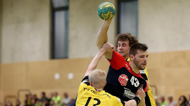 David Winheim (am Ball), hier 2017 im Trikot der TG Heidingsfeld, gegen Luca Kaulitz (links) und Patrick Kofler vom TSV Ottobeuren.