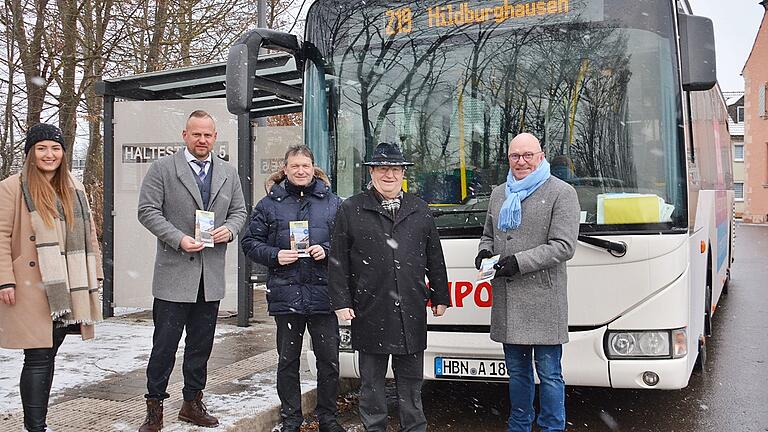 Am Busbahnhof Tuchbleiche Bad Königshofen wurde die Linie 219  'Der Hildburghäuser' vorgestellt (von links): ÖPNV-Projektkoordinatorin Julia Katzenberger (Landkreis Rhön-Grabfeld), Knut Gräbedünkel, Geschäftsführender Gesellschafter ÖPNV Hildburghausen, Bad Königshofens Bürgermeister Thomas Helbling, stellvertretendem Landrat Josef Demar und dem hauptamtlichen Beigeordneten im Landkreis Hildburghausen, Dirk Lindner.