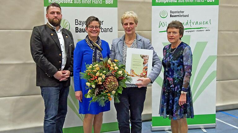 Lioba Kinzinger aus Aub-Burgerroth wurde vom Bayerischen Bauernverband für ihren beständigen Beitrag zur Ernährungsbildung von Kindern mit einer Dankurkunde geehrt: (von links) Kreisobmann Michael Stolzenberger, Bezirksbäuerin Maria Hoßmann, Lioba Kinzinger mit der Dankurkunde und Kreisbäuerin Martina Wild.