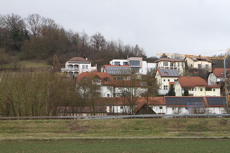 Auch eine Erweiterung des Baugeländes in die Weinberge (links) konnten sich manche als Erweiterung von Schönbach vorstellen, was aber zu höheren Kosten führen würde.