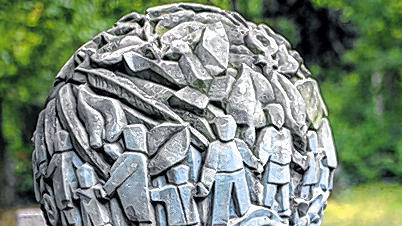 Blickfang: Der Grabstein für Petra Kelly auf dem Würzburger Waldfriedhof.