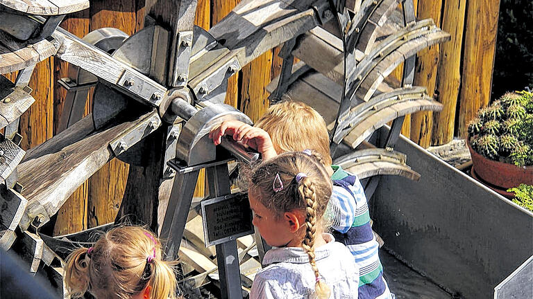 Die Kids hatten ihren Spaß am Mühlradmodell vor dem Eingang der Dürrmühle.