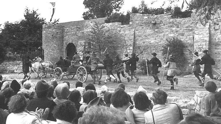 Historische Aufnahme: Die Florian-Geyer-Festspiele im Jahr 1981 aus dem Blickwinkel des Publikums betrachtet.
