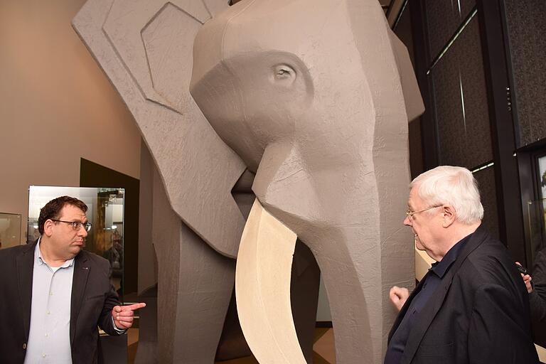 Museumsleiter Markus Mergenthaler (links) und Wolfgang Stein vom Museum Fünf Kontinente in München stellen die Ausstellung zum zum Thema Elefant vor. Museumsleiter Markus Mergenthaler (links) und Wolfgang Stein vom Museum Fünf Kontinente in München stellen die Ausstellung zum zum Thema Elefant vor.