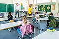 Es ist Platz in den Klassenzimmern. Klassenlehrerin Jessica Mackey, Schulleiter Carsten Stranz und die Staatssekretärin für Unterricht und Kultus (von links), begrüßten in der Balthasar-Neumann-Volksschule im Wernecker Ortsteil Schleerieth die Erstklässer zum 'zweiten Schulstart'. Auch die Bürgermeister Sebastian Hauck (Werneck), Christian Zeißner (Waigolshausen) und Anton Gößmann (Wasserlosen) waren zum Re-Start der Schulanfänger gekommen.