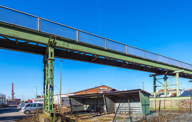 200 Meter misst die Fußgängerbrücke, die den Schweinfurter Hauptbahnhof mit der Großindustrie in der Ernst-Sachs-Straße verbindet.