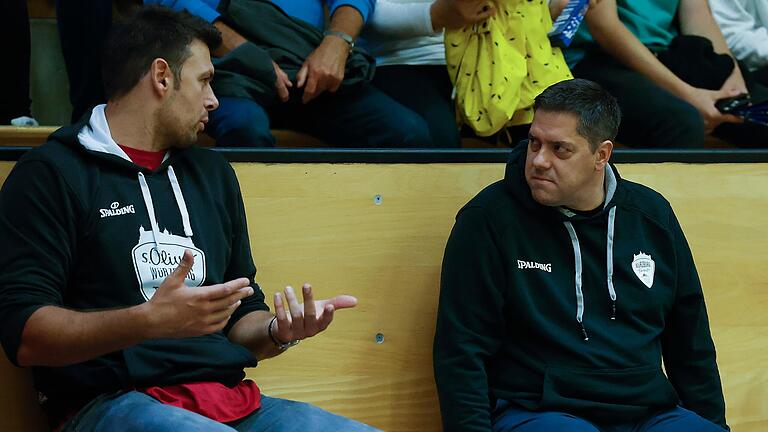 Sportmanager Kresimir Loncar und Trainer Sasa Filipovski von Basketball-Bundesligist Würzburg Baskets beraten sich. Sportmanager Kresimir Loncar und Trainer Sasa Filipovski von Basketball-Bundesligist Würzburg Baskets beraten sich.