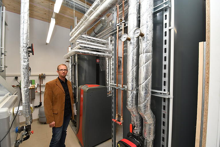 Die Technikzentrale mit Wärmepumpe und großen Energiespeichern ist der Schlüssel zur besonders hohen Energieeffizienz der Schulerweiterung, ist sich Jürgen Schrauth sicher. Foto: Gerhard Meißner