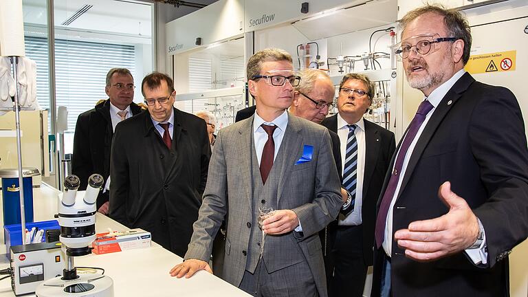 Chemie-Professor Holger Braunschweig (rechts) führt Bayerns Wissenschaftsminister Bernd Sibler (Mitte) durch den Neubau des Instituts für Anorganische Chemie der Uni Würzburg.