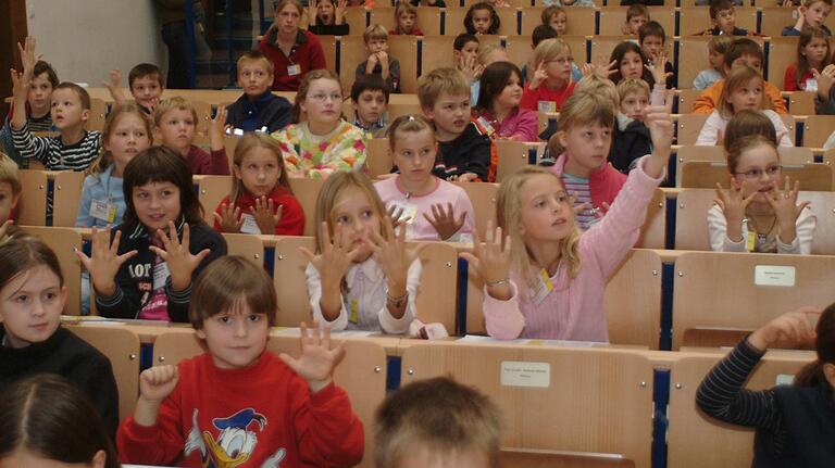 Julia Vorndran (mit gehobenenem Zeigefinger) war 2005 selbst einmal Teilnehmerin der Kinderuni.