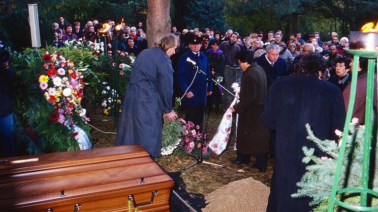 Beisetzung Petra Kellys am 26. Oktober 1992 auf dem Waldfriedhof in Würzburg, in der Mitte Lukas Beckmann. Beisetzung Petra Kellys am 26. Oktober 1992 auf dem Waldfriedhof in Würzburg, in der Mitte Lukas Beckmann. 