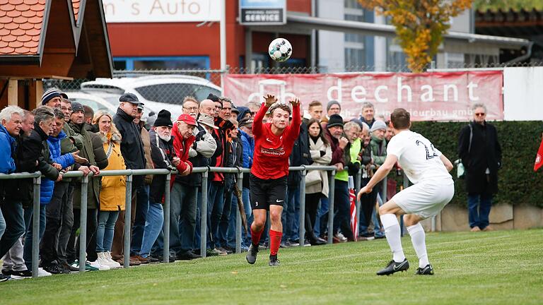 Eine Szene aus dem Landesliga-Derby zwischen der DJK Schwebenried/Schwemmelsbach und dem TSV Karlburg am vergangenen Samstag, auf dem DJK-Spieler Lucas Schneider beim Einwurf zu sehen ist. Am Sonntag steht auf dem Sportgelände in Schwebenried bereits das nächste Heimspiel an.