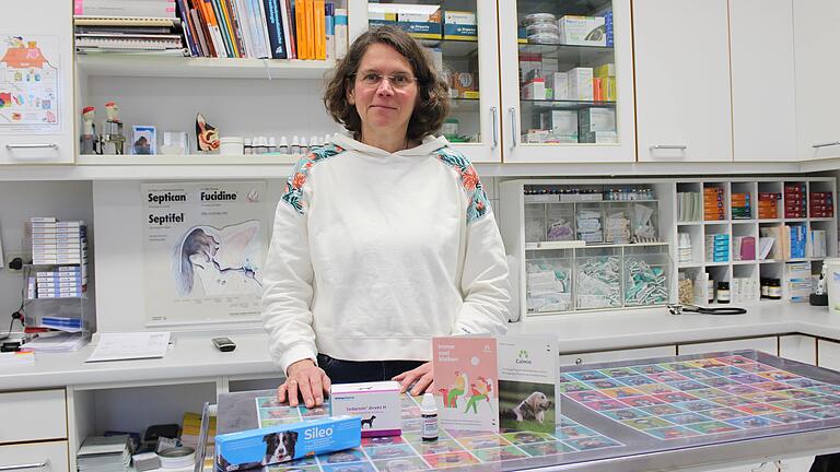 Tierärztin Dr. Renate Diestel aus Unsleben (Lkr. Rhön-Grabfeld) gibt Tipps, wie man sein Haustier an Silvester vor Böllern und Feuerwerkslärm schützen kann. Tierärztin Dr. Renate Diestel aus Unsleben (Lkr. Rhön-Grabfeld) gibt Tipps, wie man sein Haustier an Silvester vor Böllern und Feuerwerkslärm schützen kann.