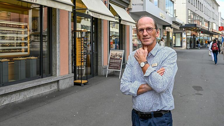 Leerstände, Neueröffnungen und Veränderung: Optiker Hans Schiborr vor seinem Geschäft am Kürschnerhof in Würzburg. Leerstände, Neueröffnungen und Veränderung: Optiker Hans Schiborr vor seinem Geschäft am Kürschnerhof in Würzburg.