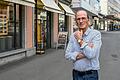 Leerstände, Neueröffnungen und Veränderung: Optiker Hans Schiborr vor seinem Geschäft am Kürschnerhof in Würzburg.