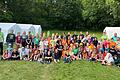 Begeisterte Kinder beim Hillenberg Zeltlager 2024. Darüber freuen sich unter anderem Ekkehard Schmitt (Leitung, Zweiter von links) neben seiner Tochter Sybilla Schmitt-Peter, daneben der stellvertretende Landrat Josef Demar sowie die teilnehmenden Kinder und weitere Betreuerinnen und Betreuer.
