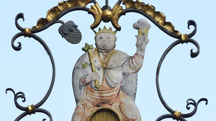Würzburg-Rätsel, Teil 2: Der Mann auf dem Bierfass - Sieht aus wie eine Hommage an den Vatertag, ist es aber nicht. Wo reitet der Mann auf dem Bierfass? Würzburg-Rätsel, Teil 2: Der Mann auf dem Bierfass - Sieht aus wie eine Hommage an den Vatertag, ist es aber nicht. Wo reitet der Mann auf dem Bierfass?