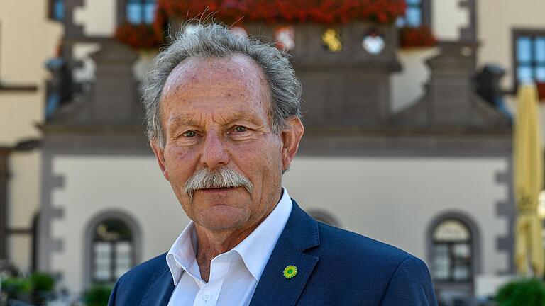 Ist mit 69 Jahren der älteste Abgeordnete im Landtag und soll deshalb als Alterspräsident die erste Sitzung Ende Oktober eröffnen: der Grünen-Politiker Paul Knoblach aus dem Landkreis Schweinfurt.