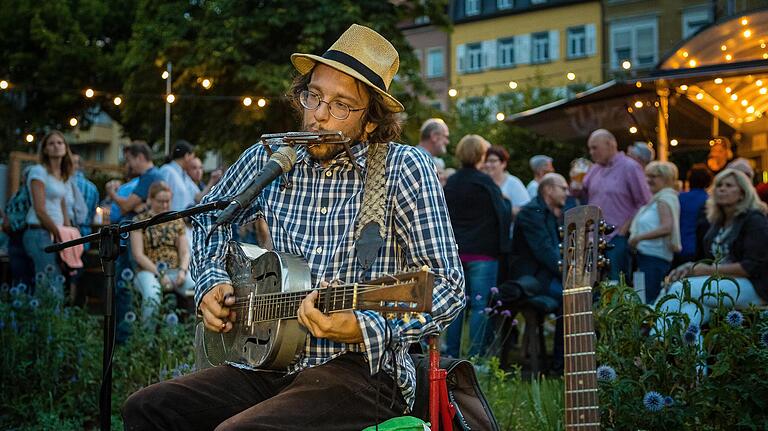 Das besondere Flair des Pflasterklangs entfaltet sich vor allem abends an der Gutermannpromenade. Doch in Coronazeiten kämen hier zu viele Menschen zusammen, auch deshalb wurde das Festival für 2020 abgesagt. Das besondere Flair des Pflasterklangs entfaltet sich vor allem abends an der Gutermannpromenade. Doch in Coronazeiten kämen hier zu viele Menschen zusammen, auch deshalb wurde das Festival für 2020 abgesagt.