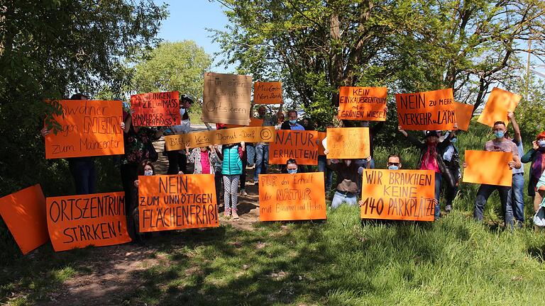 'Wir sind alle Anwohner! – Nein zum Grafenrheinfelder 'MainCenter' auf der grünen Wiese' hieß es im Mai 2020, als zahlreiche Bürger gegen das Projekt protestierten. Am 18. April dürfen die Bürger nun abstimmen.