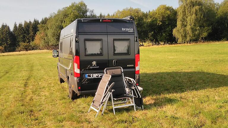 Dreist und rücksichtslos: ein abgestelltes Wohnmobil im Sommer 2020 im Rhöner Naturschutzgebiet.