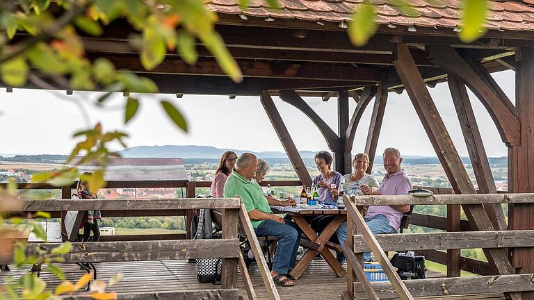 Gute Möglichkeit zum Rasten bietet sich am überdachten Aussichtspunkt „Weinhalla“ mitten in den Weinbergen. Von hier aus genießt man auch einen herrlichen Blick ins Maintal.