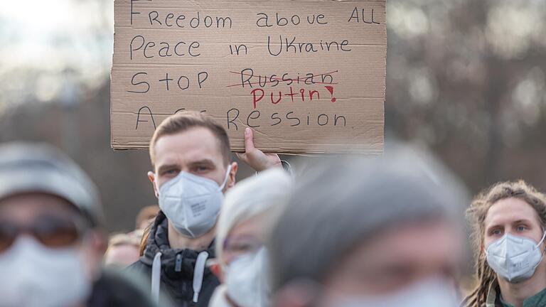 Eine Demonstrant in Würzburg: 'Frieden in der Ukraine. Stoppt Putins Aggressionen' steht auf dem Schild. Durchgestrichen ist das Wort 'russisch', denn den meisten Menschen ist klar, dass dies kein russischer Krieg ist, sondern Putins Krieg.