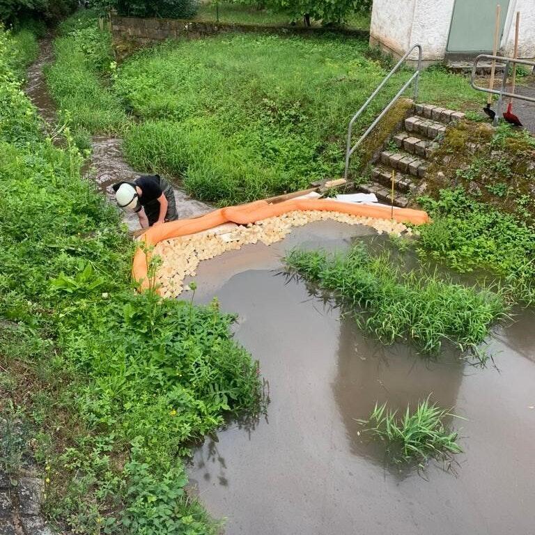 Ein schmieriger Film auf der Wasseroberfläche zeugt von dem Diesel, der durch die Sperren aufgehalten werden sollen.