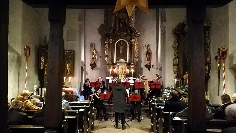 Musikkapelle Michelau mit Dirigentin Christine Schuster.