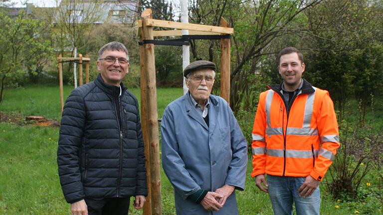 Zwei neue Apfelbäume aus dem Klimaschutzprojekt der Gemeinde wurden im Garten von Edgar Rösch (Mitte) gepflanzt. Mit ihm freuen sich Bürgermeister Ulrich Werner (links) und Gärtnermeister Max Müller.