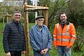 Zwei neue Apfelbäume aus dem Klimaschutzprojekt der Gemeinde wurden im Garten von Edgar Rösch (Mitte) gepflanzt. Mit ihm freuen sich Bürgermeister Ulrich Werner (links) und Gärtnermeister Max Müller.