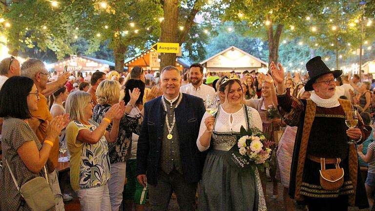 Angeführt von Bürgermeister Heiko Bäuerlein., Weinprinzessin Valentina Langer und der Symbolfigur des Volkacher Ratsherrn Franz Lang marschierte der Tross der Ehrengäste am Freitagabend auf den Volkacher Weinfestplatz.