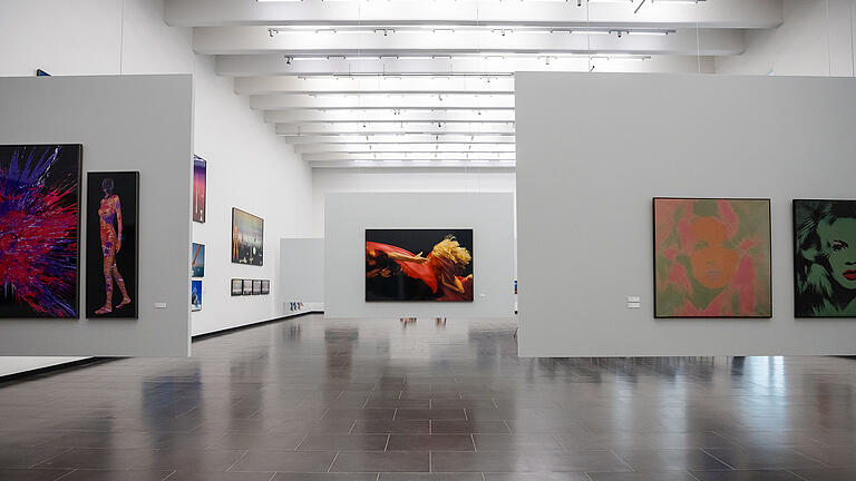 Blick in die Große Halle der Kunsthalle, wo bis 16. Juni die Ausstellung Gunter Sachs - Kamerakunst. Fotografie, Film und Sammlung zu sehen ist.