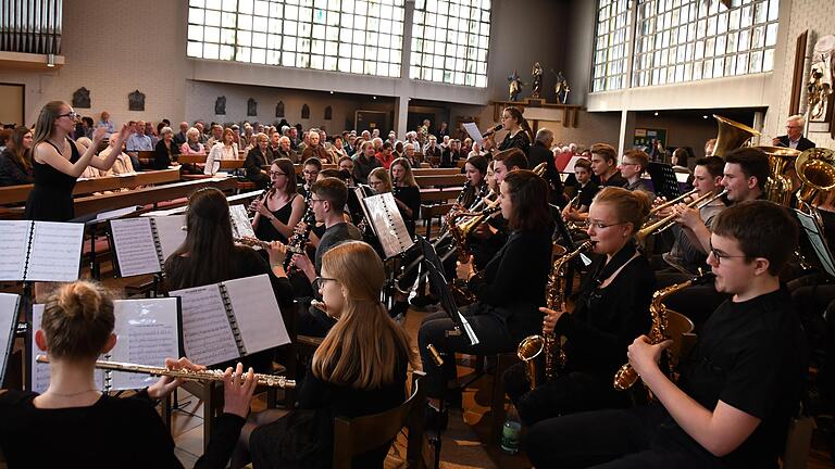 Bei der Zugabe 'Ich gehör nur mir' übernahm Johanna Spanier den Taktstock von Orchesterleiterin Simone Wiegand, die mit einem Gesangssolo begeisterte.&nbsp;