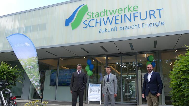 Führung durch das neue Kundencenter der Stadtwerke: Geschäftsführer Thomas Kästner präsentierte OB Sebastian Remelé die modernen Räume, zusammen mit Leiter Matthias Volk (von links). Führung durch das neue Kundencenter der Stadtwerke: Geschäftsführer Thomas Kästner präsentierte OB Sebastian Remelé die modernen Räume, zusammen mit Leiter Matthias Volk (von links).