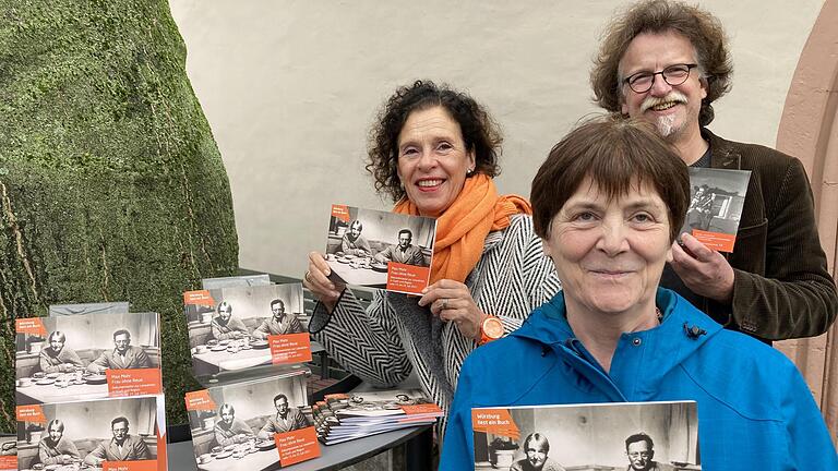 Elisabeth Stein-Salomon, Daniel Osthoff und Grafikerin Andrea Wieczorek-Nellen präsentieren die gerade erschienene Dokumentation zu &quot;Würzburg liest ein Buch 2021&quot;.