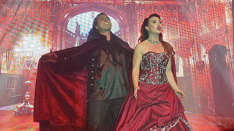 Tolle Bühnenbilder begeisterten nicht nur bei Tanz der Vampire. Tolle Bühnenbilder begeisterten nicht nur bei Tanz der Vampire.
