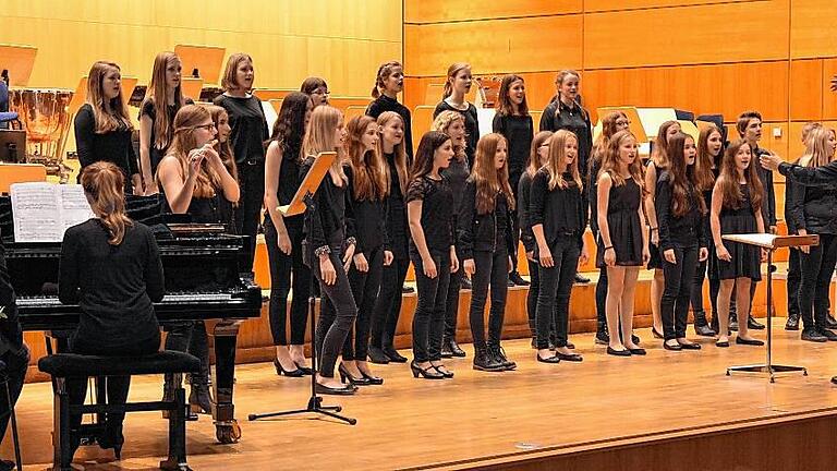 MPG Kammerchor Würzburg       -  Glänzte in Würzburg mit einem Stück, das die Schüler selbst uraufgeführt haben: Der Mittelstufenchor des MPG unter der Leitung von Urs John.