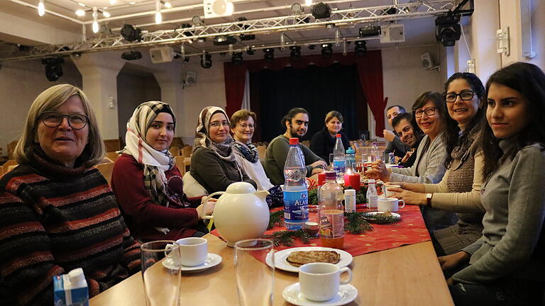 Doris Schupp (links) ist eine der Organisatorinnen des Deutsch-Sprachcafés im Pfarrheim St. Michael, in dem ausländische Mitmenschen den alltäglichen Sprachgebrauch üben können.