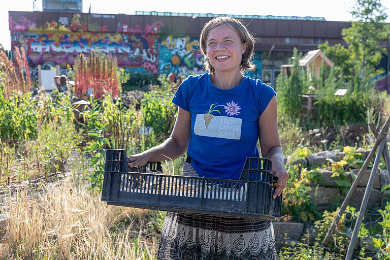 Wie lässt sich das Leben in den Städten grüner, vielfältiger und gesünder gestalten? Während der Landesgartenschau 2018 gab das Gemeinschaftsprojekt der Stadtgärtner Urban Gardening e.V. und des CampusGartens an der Uni Würzburg Antworten. Wie lässt sich das Leben in den Städten grüner, vielfältiger und gesünder gestalten? Während der Landesgartenschau 2018 gab das Gemeinschaftsprojekt der Stadtgärtner Urban Gardening e.V. und des CampusGartens an der Uni Würzburg Antworten.