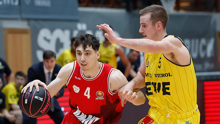 Baskets-Talent Julius Böhmer (am Ball, gegen Oldenburgs Trey  Drechsel) erzielte am Samstag im Pokal-Achtelfinale mit elf Punkten so viele wie noch nie im Bundesligadress der Würzburger.