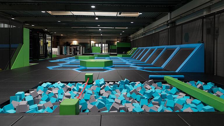 In der Trampolinhalle Sky and Sand am Heuchelhof können sich Menschen verschiedener Altersklassen austoben.