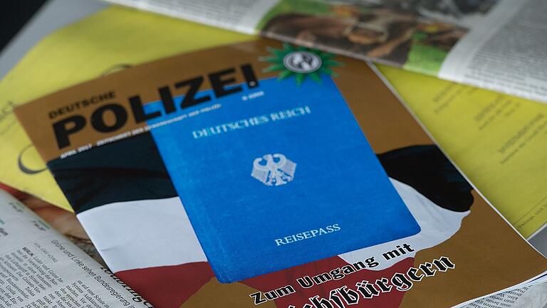 Zeitschrift Deutsche Polizei mit Fragen über Reichsbürger.jpeg - Ausgabe der Zeitschrift 'Deutsche Polizei', herausgegeben von der Gewerkschaft der Polizei. Das Heft behandelt Fragen zum Umgang mit Reichsbürgern. Zeitschrift Deutsche Polizei mit Fragen über Reichsbürger.jpeg - Ausgabe der Zeitschrift 'Deutsche Polizei', herausgegeben von der Gewerkschaft der Polizei. Das Heft behandelt Fragen zum Umgang mit Reichsbürgern.