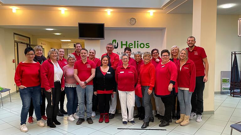 Die Mitarbeitenden des Helios St. Elisabeth-Krankenhauses Bad Kissingen setzen ein Zeichen für die Herzgesundheit von Frauen. - Die Mitarbeitenden des Helios St. Elisabeth-Krankenhauses Bad Kissingen setzen ein Zeichen für die Herzgesundheit von Frauen. Die Mitarbeitenden des Helios St. Elisabeth-Krankenhauses Bad Kissingen setzen ein Zeichen für die Herzgesundheit von Frauen. - Die Mitarbeitenden des Helios St. Elisabeth-Krankenhauses Bad Kissingen setzen ein Zeichen für die Herzgesundheit von Frauen.