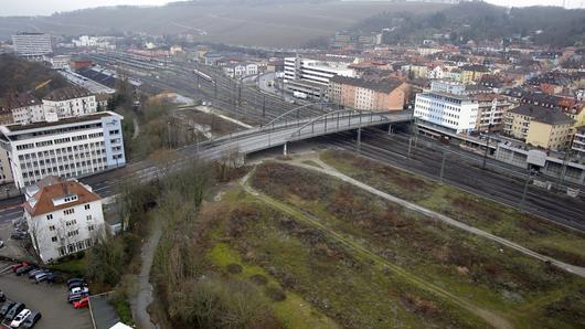 Zwischen Hotelturm und Grombühlbrücke entsteht die neue Multifunktionshalle in Würzburg.