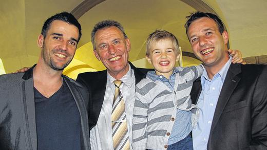 Vier Müllers aus drei Generationen: Der kleine Maximilian freut sich nach dem Wahlkrimi genauso wie sein Onkel Christian (links), sein Opa Siegfried und sein Papa Manuel. Vier Müllers aus drei Generationen: Der kleine Maximilian freut sich nach dem Wahlkrimi genauso wie sein Onkel Christian (links), sein Opa Siegfried und sein Papa Manuel.