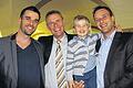 Vier Müllers aus drei Generationen: Der kleine Maximilian freut sich nach dem Wahlkrimi genauso wie sein Onkel Christian (links), sein Opa Siegfried und sein Papa Manuel.