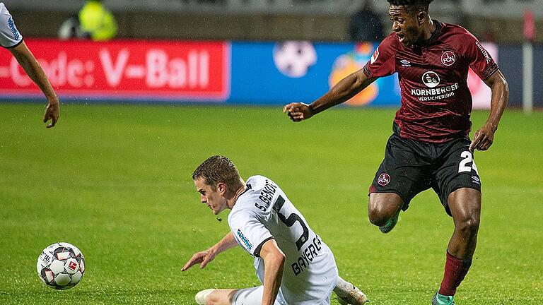 1. FC Nürnberg - Bayer Leverkusen       -  Duell auf nassem Geläuf: Leverkusens Sven Bender (links) und Virgil Misidjan vom 1. FC Nürnberg.